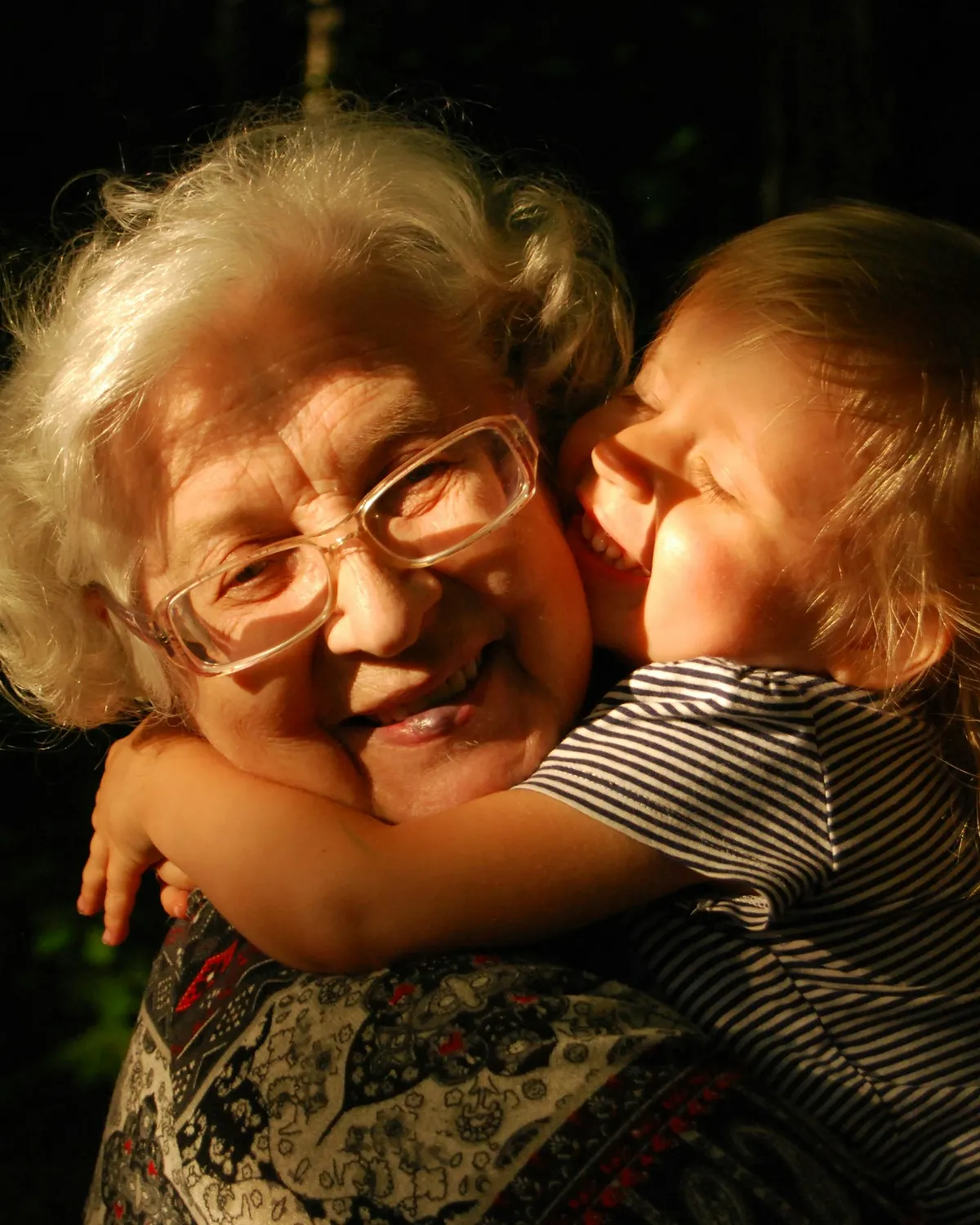 Foto de una abuela abrazando a su nieto