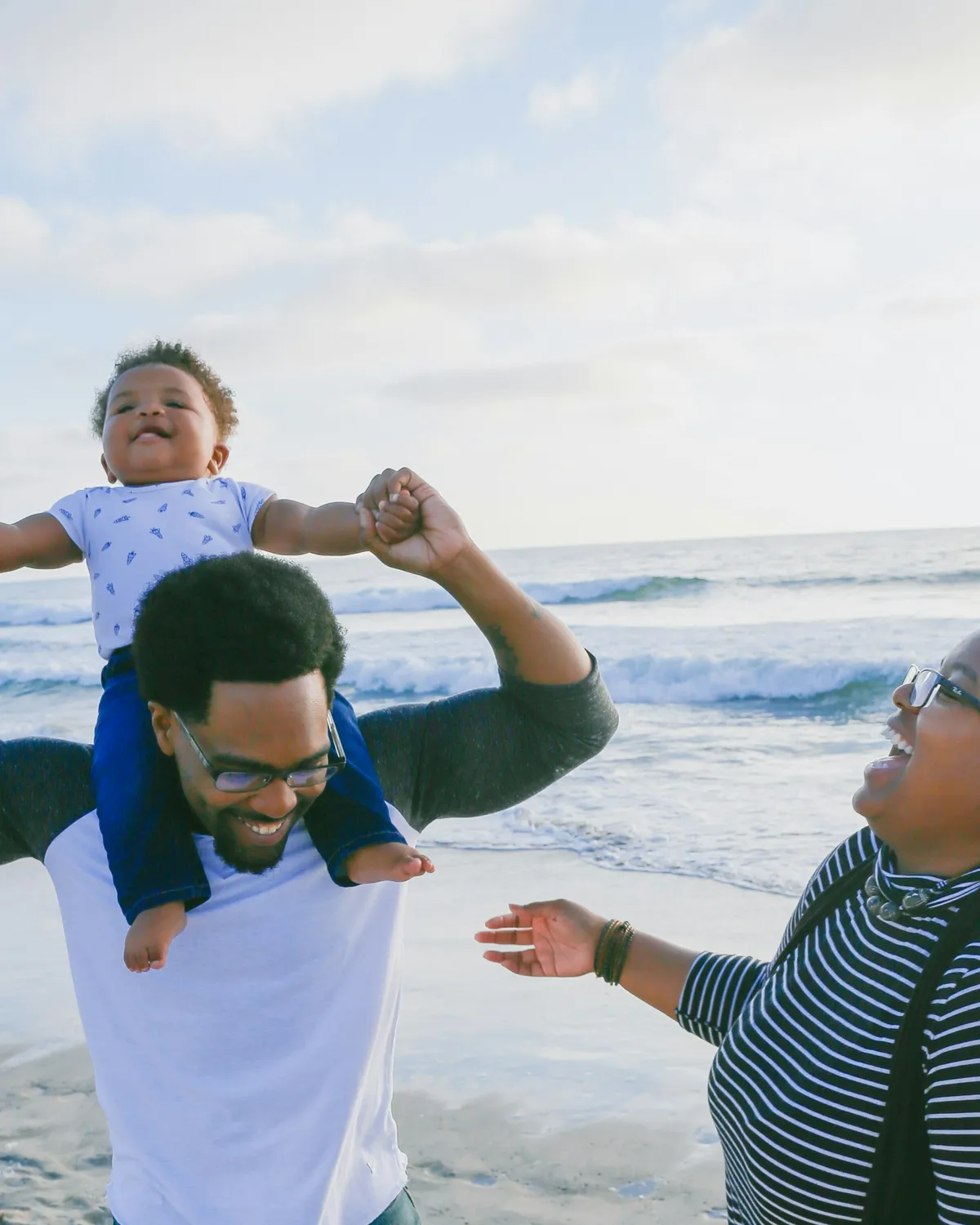 Foto de una familia jugando en la playa
