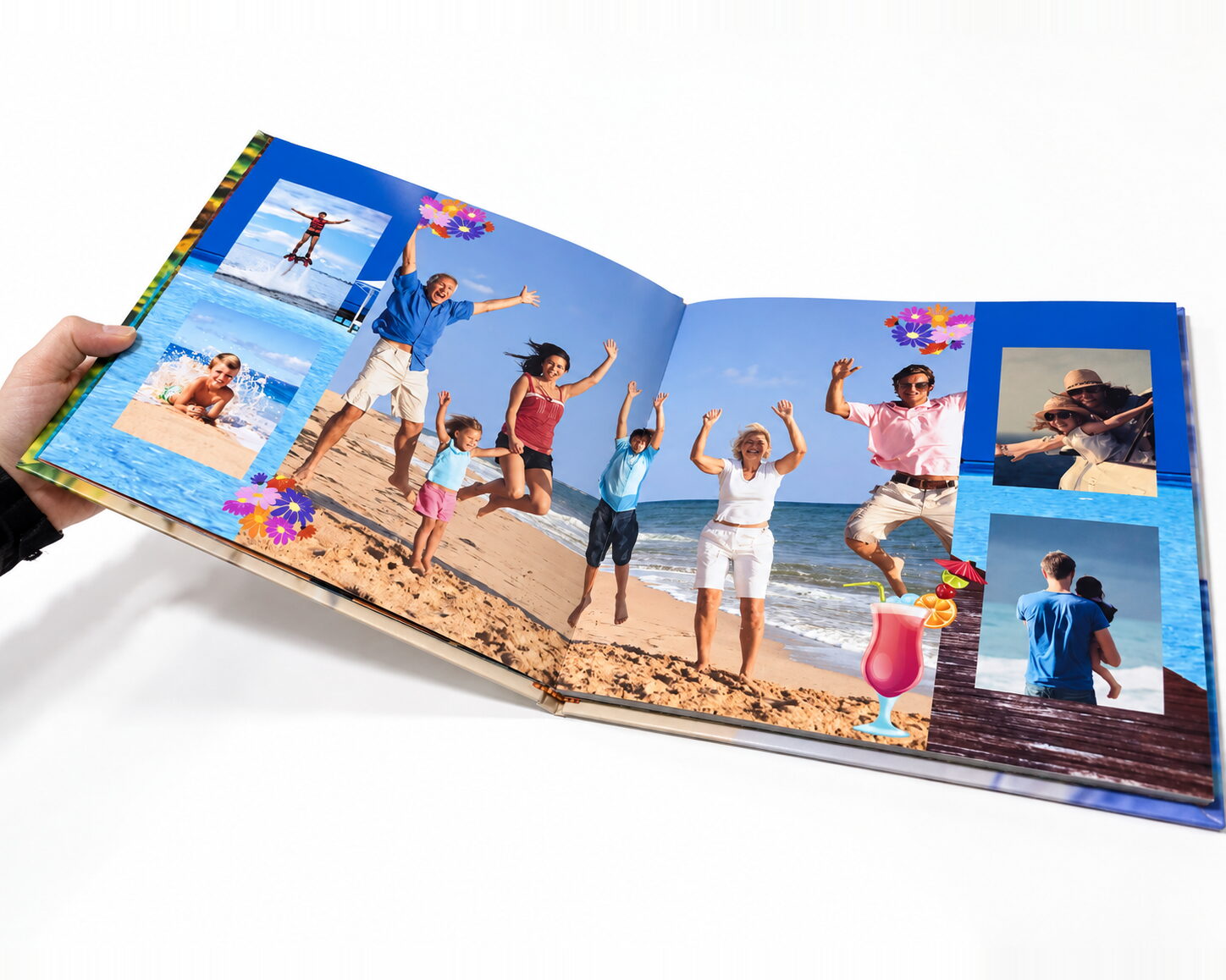 Álbum abierto en una doble página con fondo de mar, una familia saltando en la playa y stickers de flores