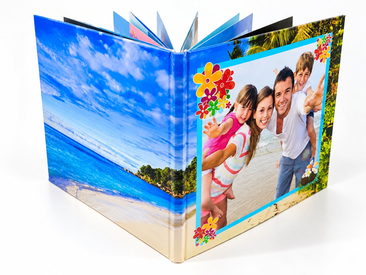 El álbum abierto de pie: la foto de la familia en la playa cubre la portada, el lomo y la contraportada
