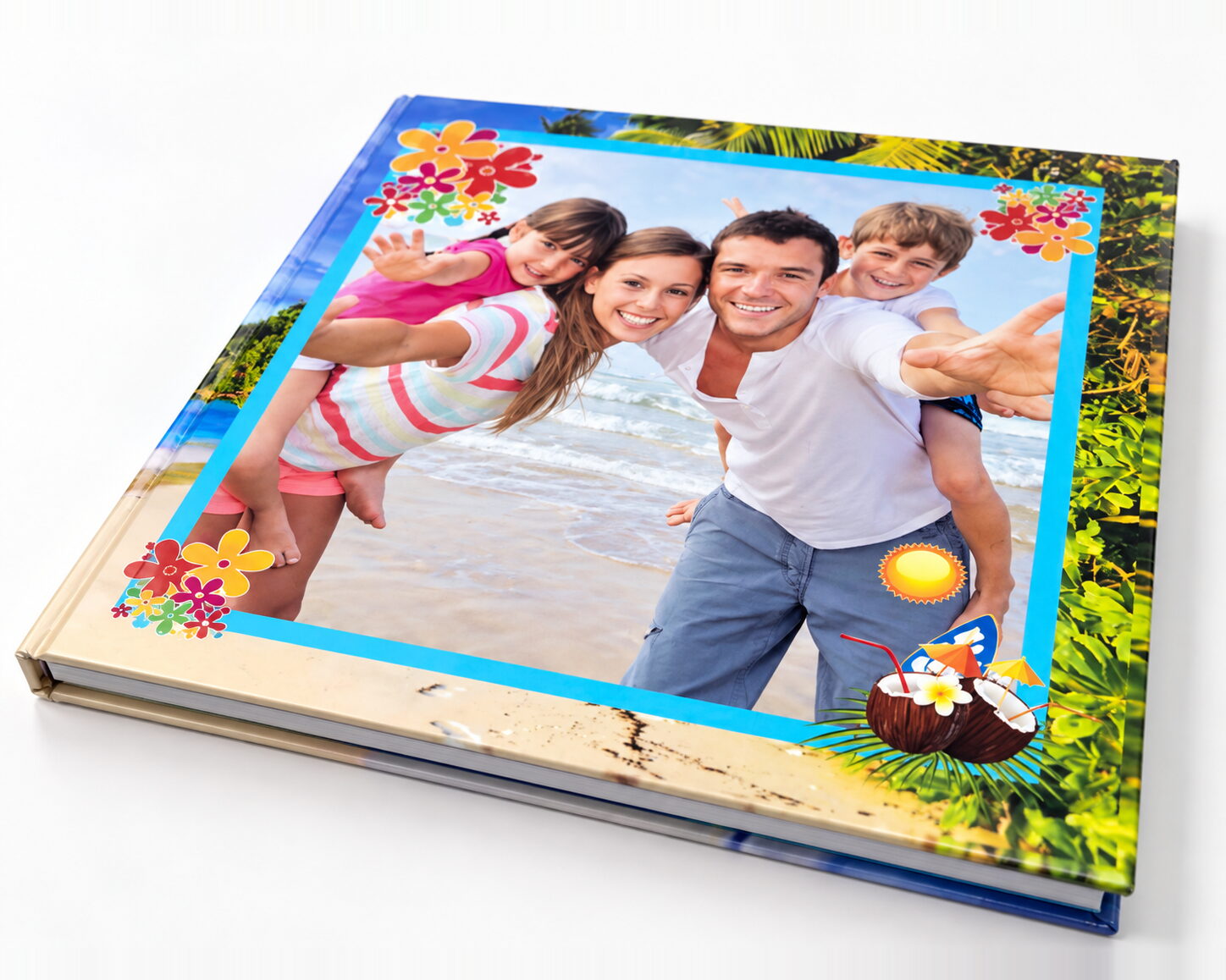El álbum cerrado: pasta dura con la foto de una familia en la playa, flores y cocos
