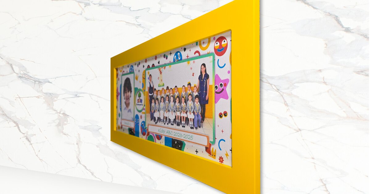 Foto frame amarillo con la foto individual y la de grupo de un kínder