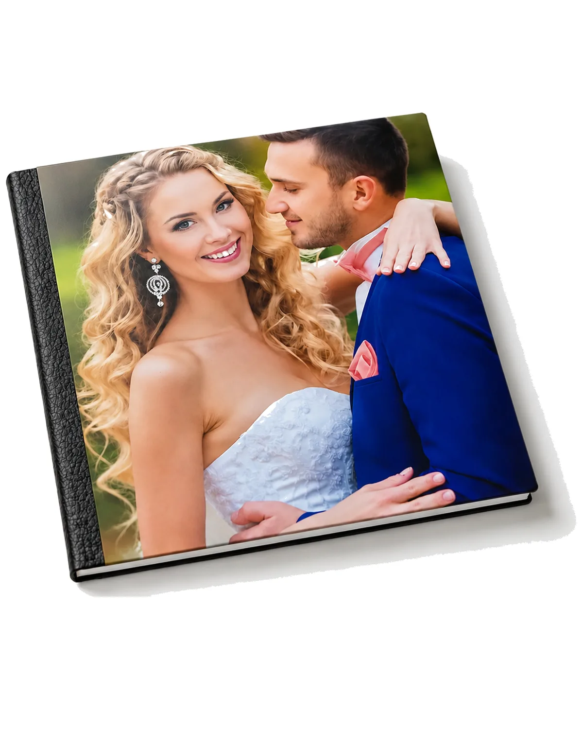 Un álbum de tapa dura con la portada impresa a todo color con el retrato de una pareja de novios