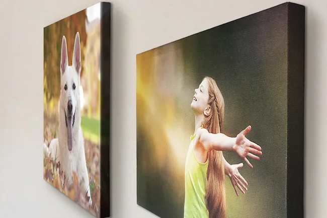 Dos cuadros canvas montados en bastidor, vistos en ángulo sobre una pared clara