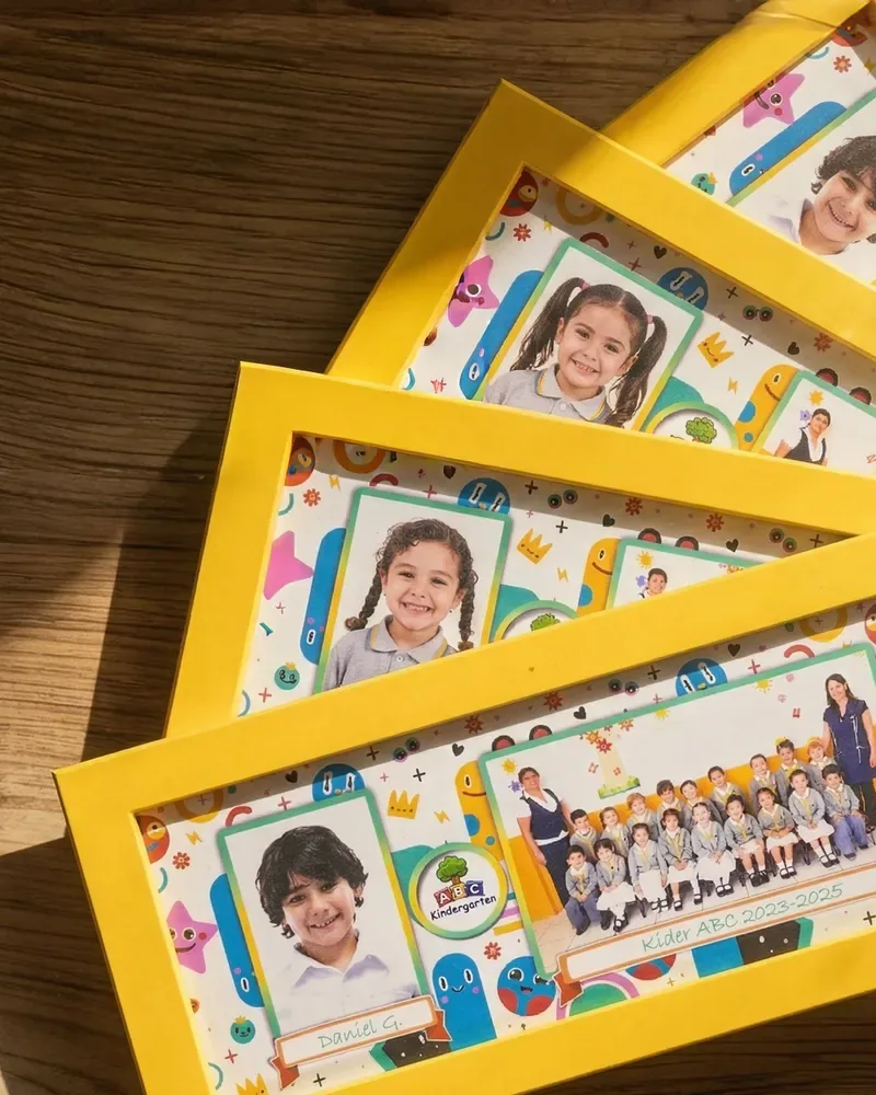 Tres montajes escolares con marco amarillo sobre una mesa de madera