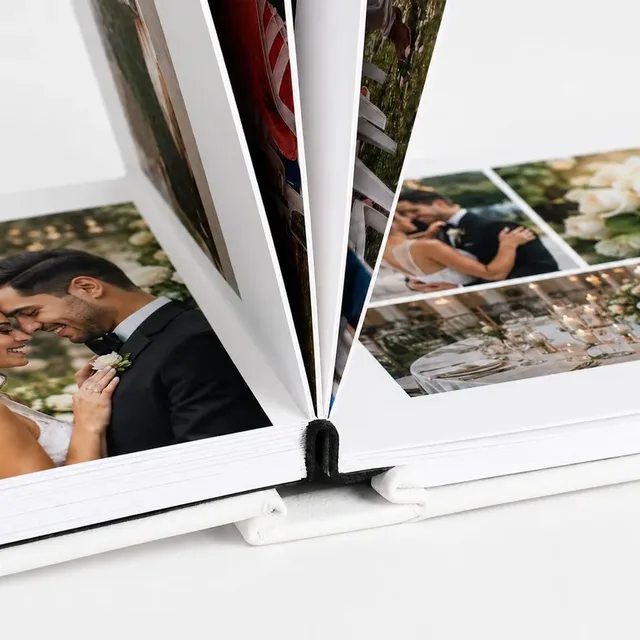 Un álbum de tapa dura con la portada impresa a todo color con el retrato de una pareja de novios