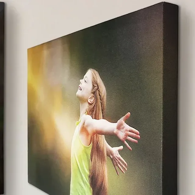 Dos cuadros canvas montados en bastidor, vistos en ángulo sobre una pared clara