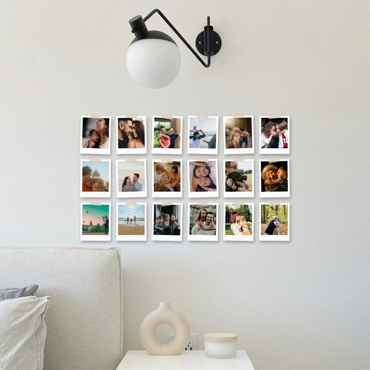 Mural de fotos tipo polaroid en la pared de una recámara