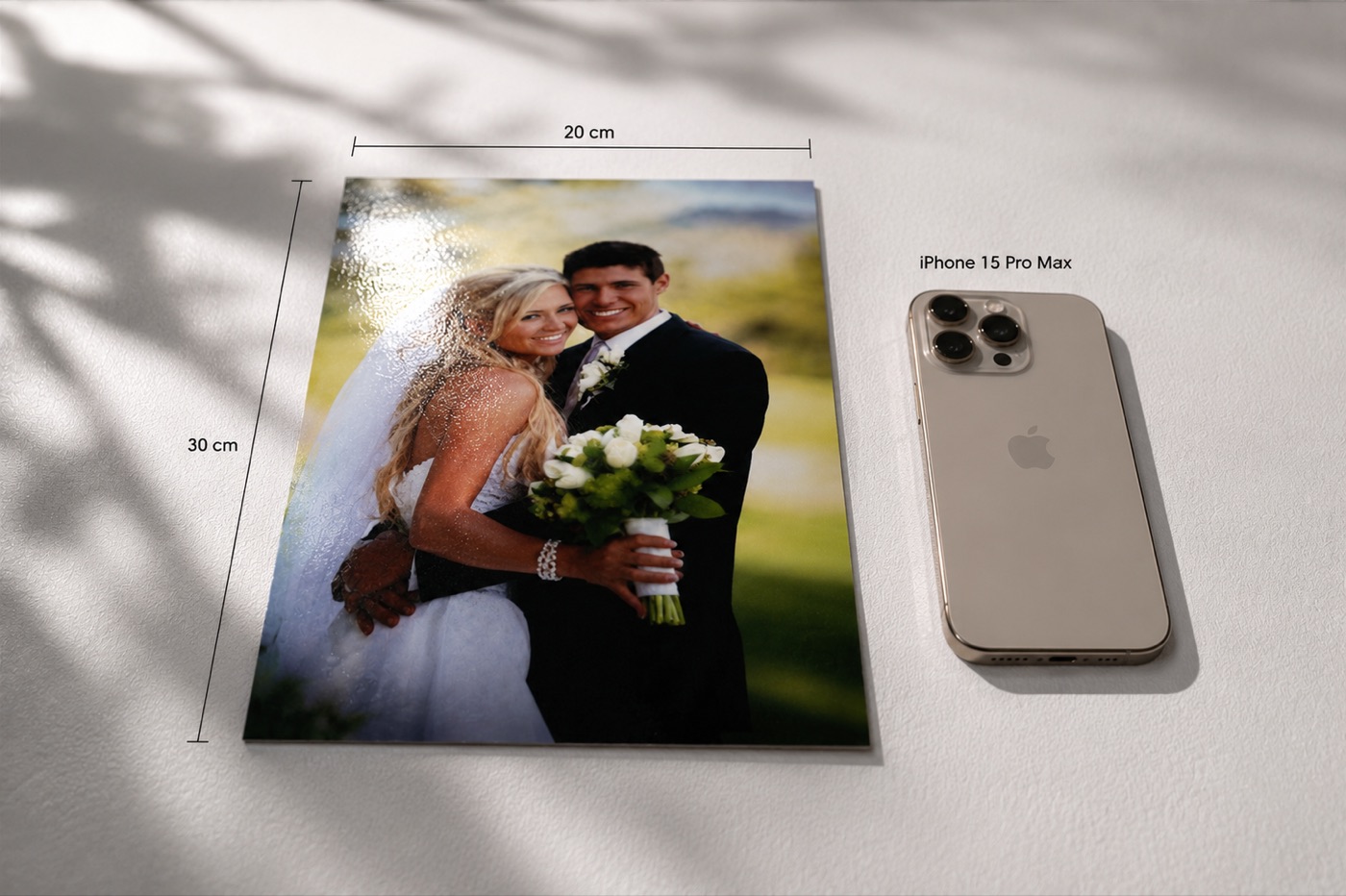 Impresión 8×12 de 20 por 30 centímetros junto a un iPhone 15 Pro Max