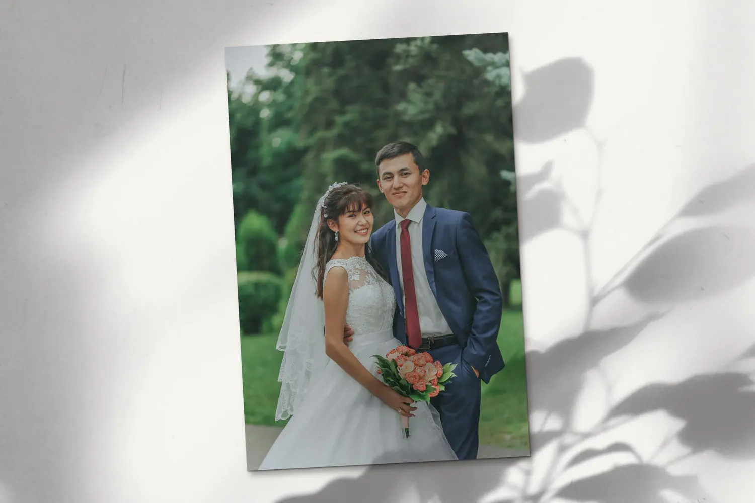 Foto de boda impresa sobre una mesa con luz de ventana