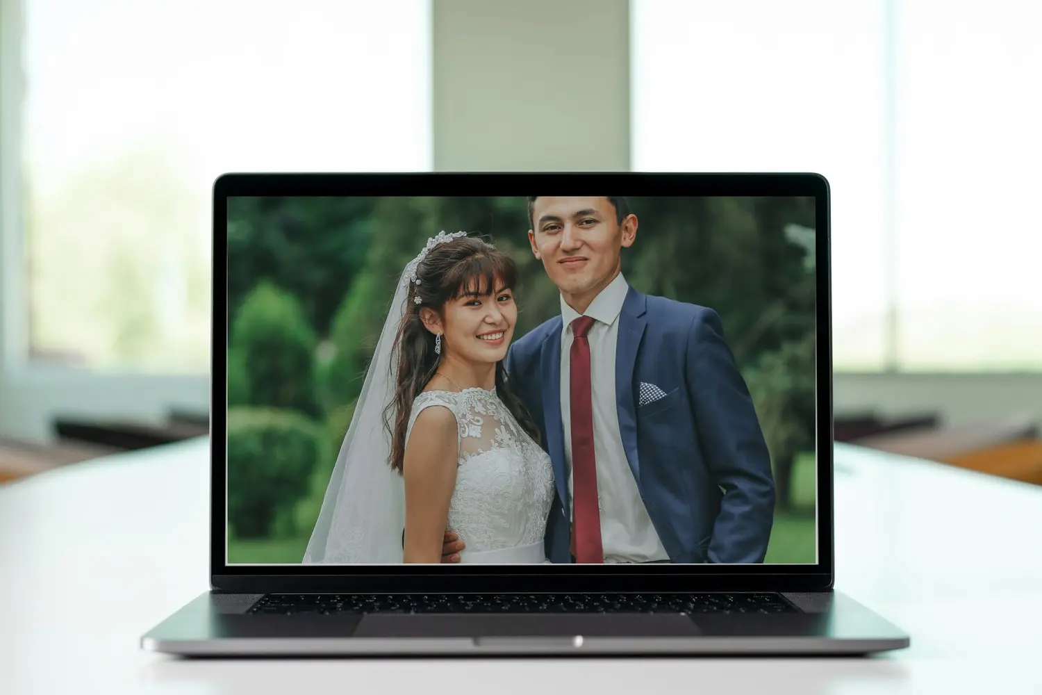Foto de boda abierta en una computadora antes de imprimirla
