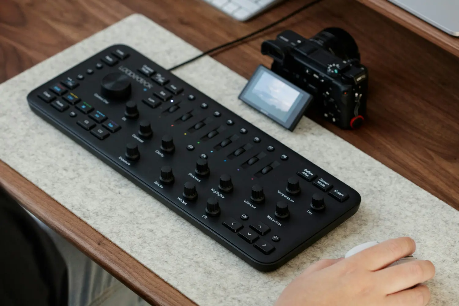 Escritorio de edición de un fotógrafo con cámara y consola