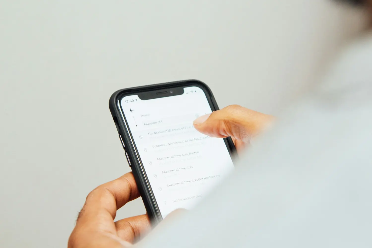 Persona revisando un correo en su celular