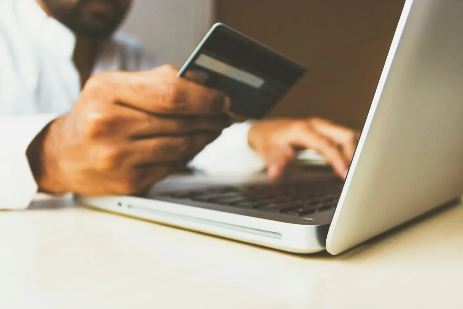 Pago con tarjeta desde una computadora
