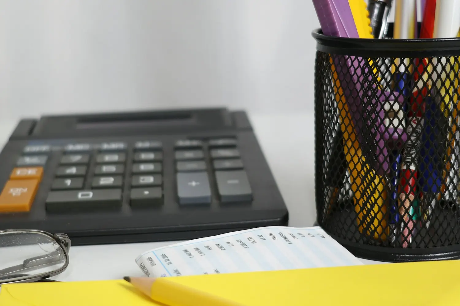 Calculadora y papeles sobre un escritorio