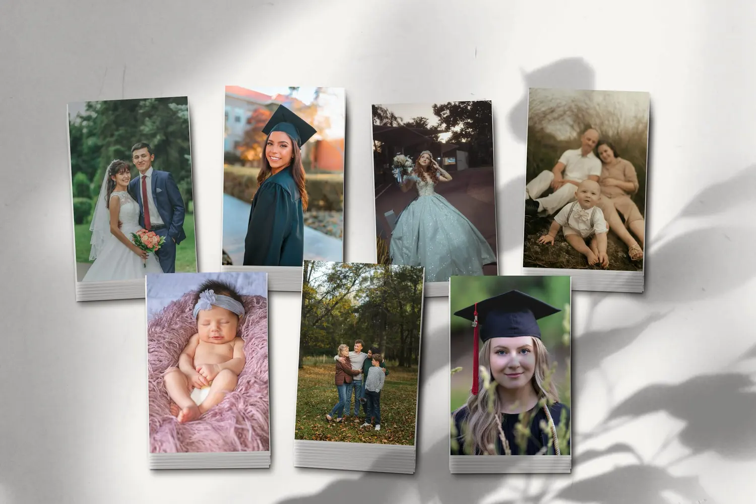 Varias pilas de fotos impresas, una por folio
