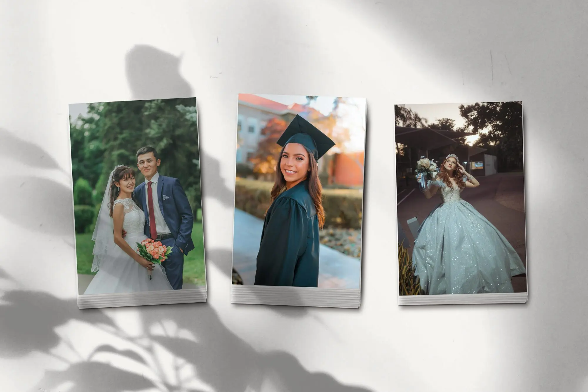 Tres pilas de fotos impresas, una por folio